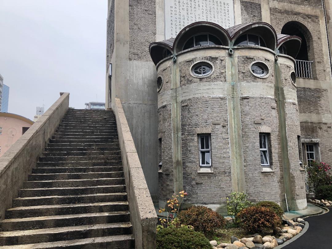 In contrast, the garden served to soften this impression. There was a cute nativity scene in place, as we visited around Christmas time.